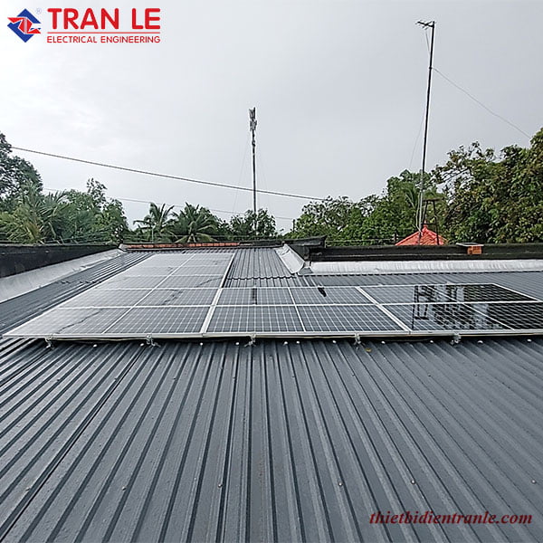 Pin mặt trời 450Wp lắp đặt trên mái nhà giúp giảm nhiệt độ trong nhà, tăng tuổi thọ mái tôn