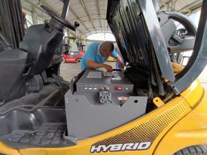 Lắp đặt bình ắc quy lithium 48V 560Ah xe nâng điện ngồi lái Komatsu 3 tấn