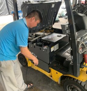 Lắp đặt bình ắc quy lithium xe nâng 48V 560Ah ngồi lái Komatsu 1.5 tấn