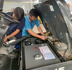 Lắp đặt bình ắc quy xe nâng lithium Komatsu FB15 cho khách hàng