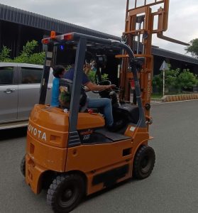 Khách hàng chạy thử xe sau khi lắp đặt bình ắc quy lithium 48V 314Ah xe nâng ngồi lái