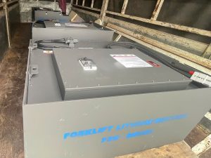 Vận chuyển 3 bình điện lithium xe nâng 72V 560Ah ngồi lái Komatsu