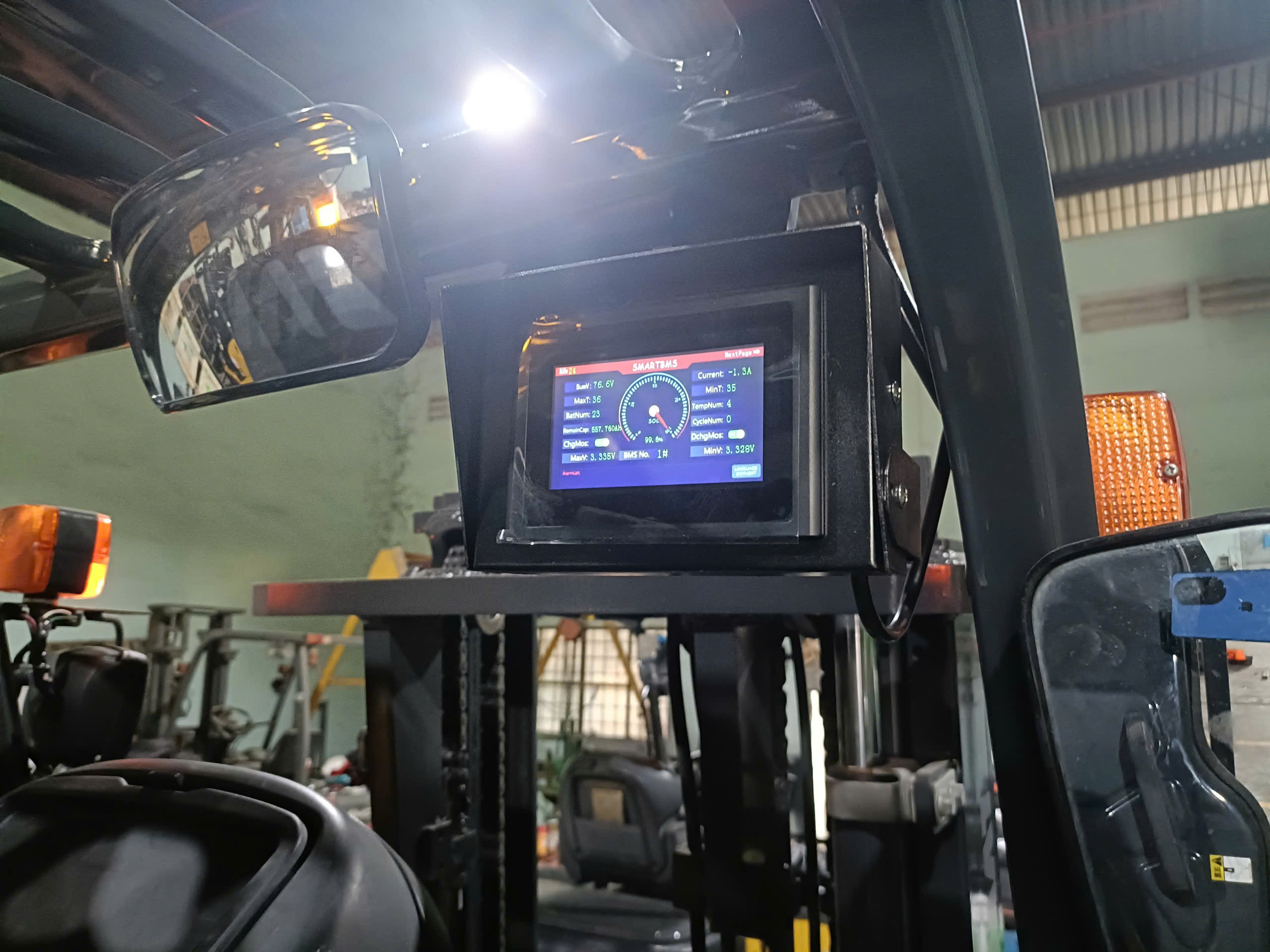 Hoàn tất giao bình điện lithium 72V 560Ah xe nâng điện cho khách hàng. 18 Màn hình thông minh bình điện lithium xe nâng 72V 560Ah ngồi lái Komatsu