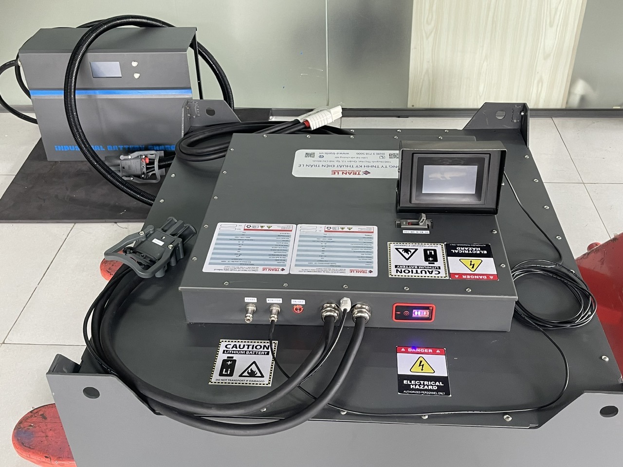 Bình điện lithium xe nâng Trần Lê: Có cần bảo dưỡng định kỳ để đảm bảo hiệu suất tối ưu và kéo dài tuổi thọ? 14 Bình điện lithium 72V 560Ah và bộ sạc chuyên dụng Trần Lê