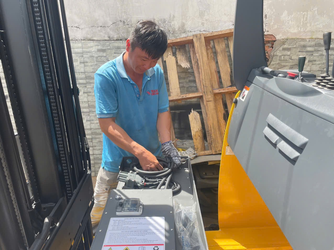 Đến tay khách hàng bình ắc quy lithium xe nâng đứng lái 48V 280Ah 15 Lắp đặt bình ắc quy lithium 48V 280Ah cho xe nâng đứng lái Komatsu 1.8 tấn
