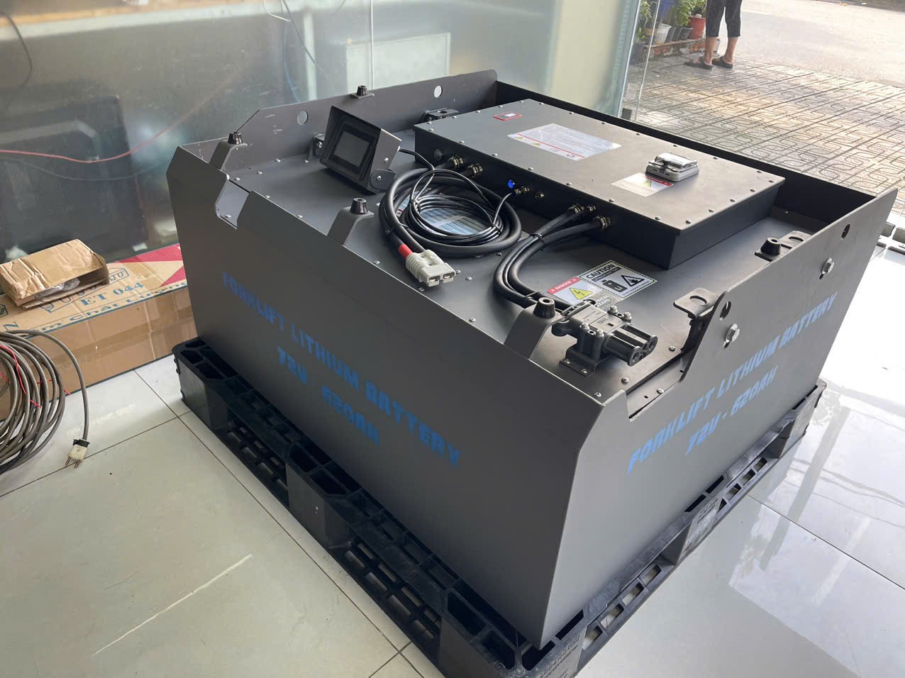 Bàn giao và lắp đặt thành công bình điện lithium xe nâng 72V 620Ah đến tay khách hàng 14 Bình điện lithium xe nâng 72V 620Ah
