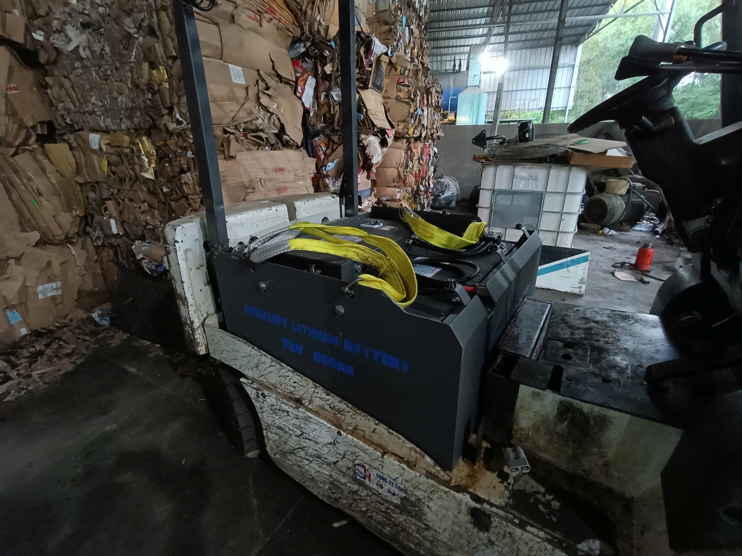 Bàn giao và lắp đặt thành công bình điện lithium xe nâng 72V 620Ah đến tay khách hàng 15 Lắp đặt bình điện lithium xe nâng 72V 620Ah ngồi lái