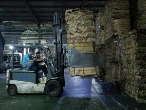 Khách hàng chạy thử xe sau khi lắp đặt bình điện lithium xe nâng 72V 620Ah ngồi lái