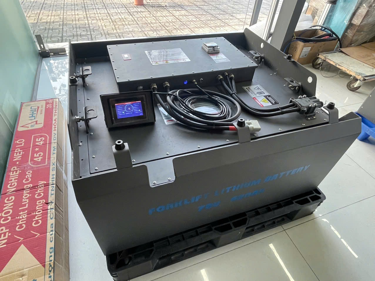 Bàn giao và lắp đặt thành công bình điện lithium xe nâng 72V 620Ah đến tay khách hàng 13 Bình điện lithium xe nâng 72V 620Ah