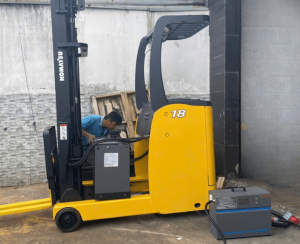 Lắp đặt bình ắc quy lithium 48V 280Ah cho xe nâng đứng lái Komatsu 1.8 tấn