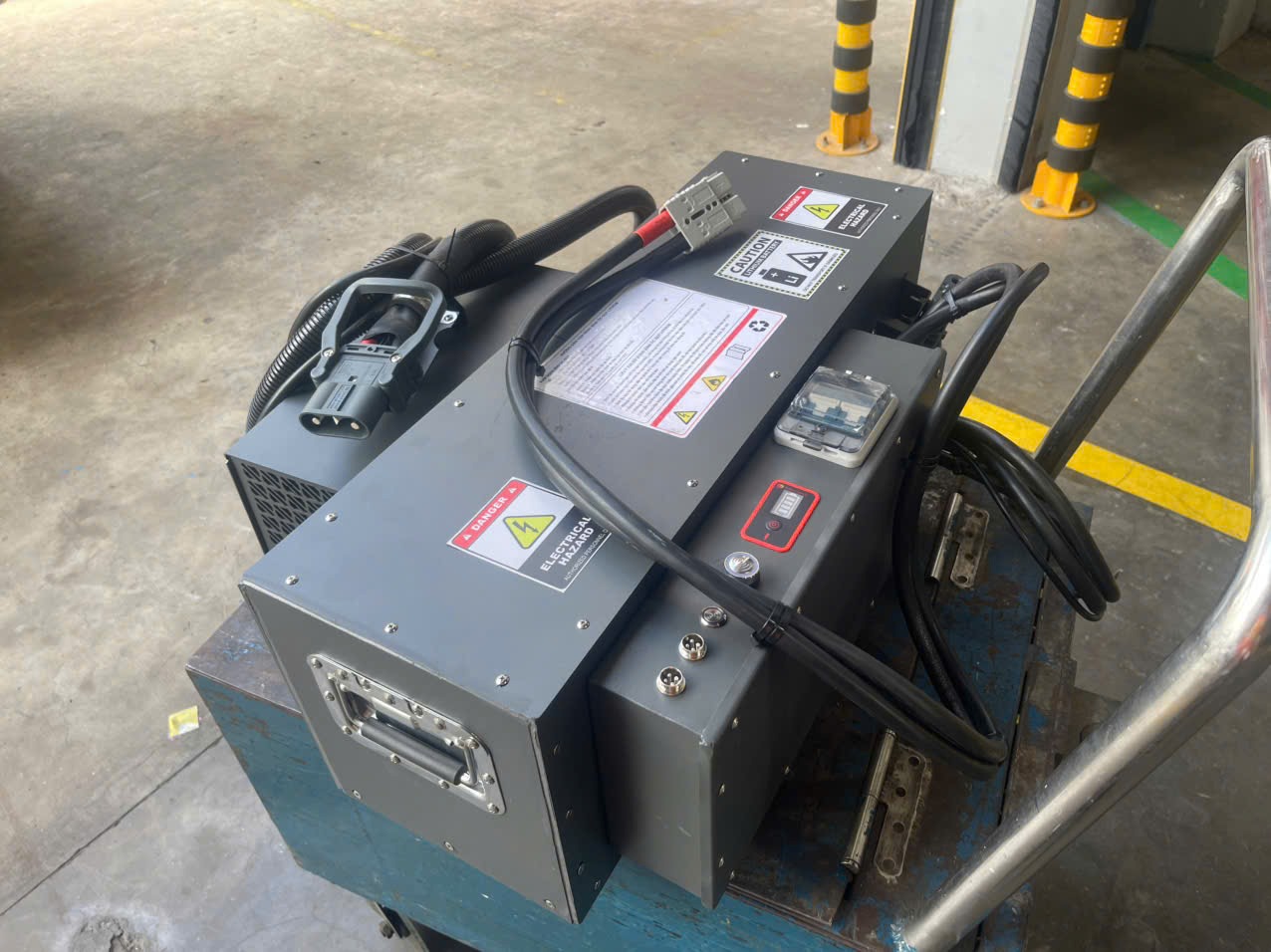 Đến tay khách hàng bình điện lithium 24V 280Ah xe nâng người 13 Bình điện lithium 24V 280Ah xe nâng người