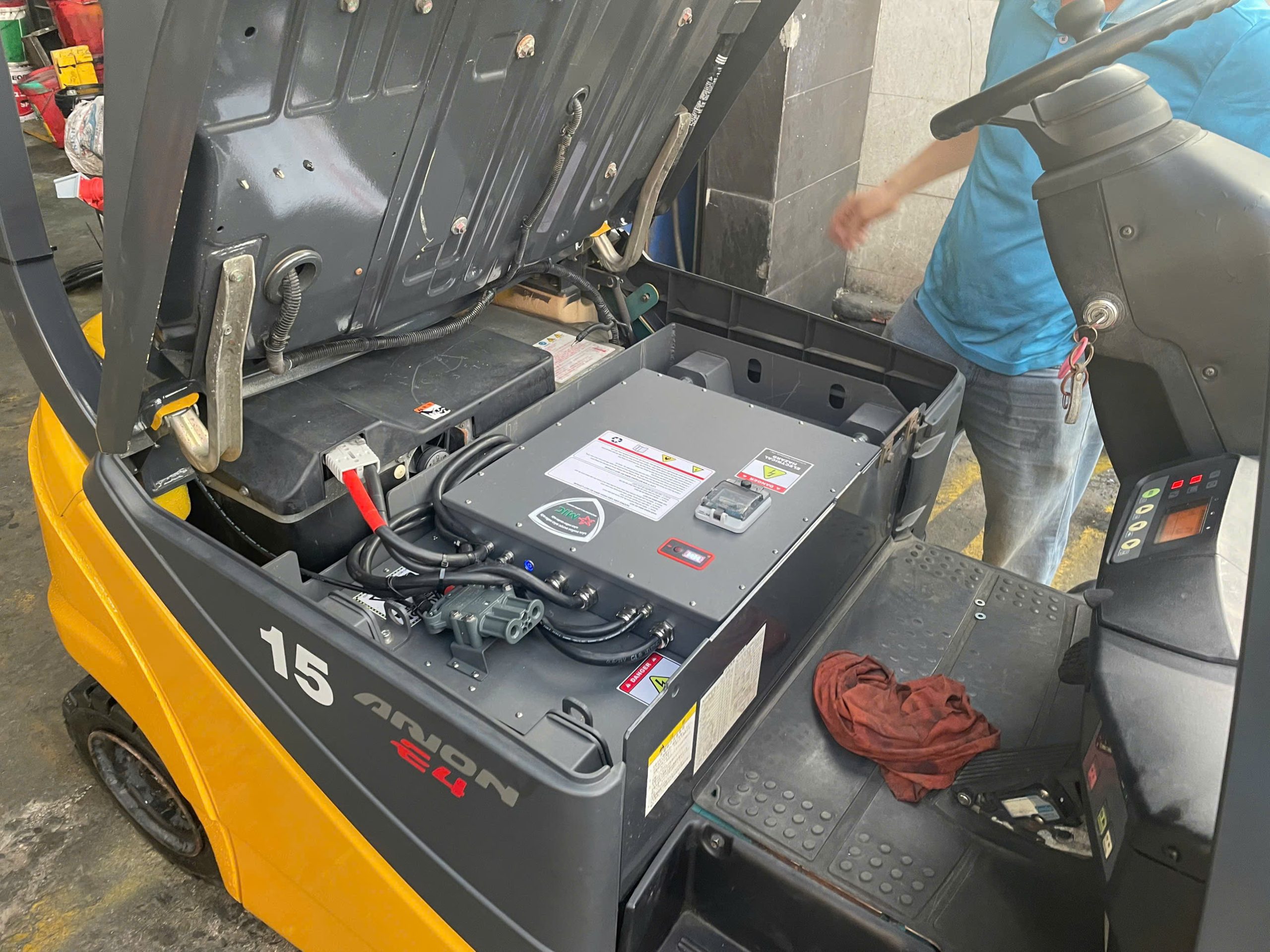 Hoàn tất giao bình điện xe nâng lithium 48V 310Ah cho khách hàng 15 Lắp đặt bình điện xe nâng lithium 48V 310Ah cho xe nâng ngồi lái Komatsu 1.5 tấn