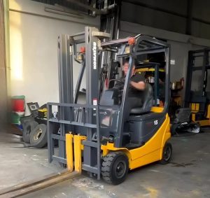 Khách hàng chạy thử xe sau khi lắp đặt bình điện xe nâng lithium 48V 310Ah ngồi lái Komatsu 1.5 tấn