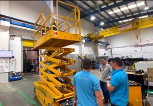 Khách hàng chạy thử xe nâng sau khi lắp đặt bình điện lithium 24V 280Ah