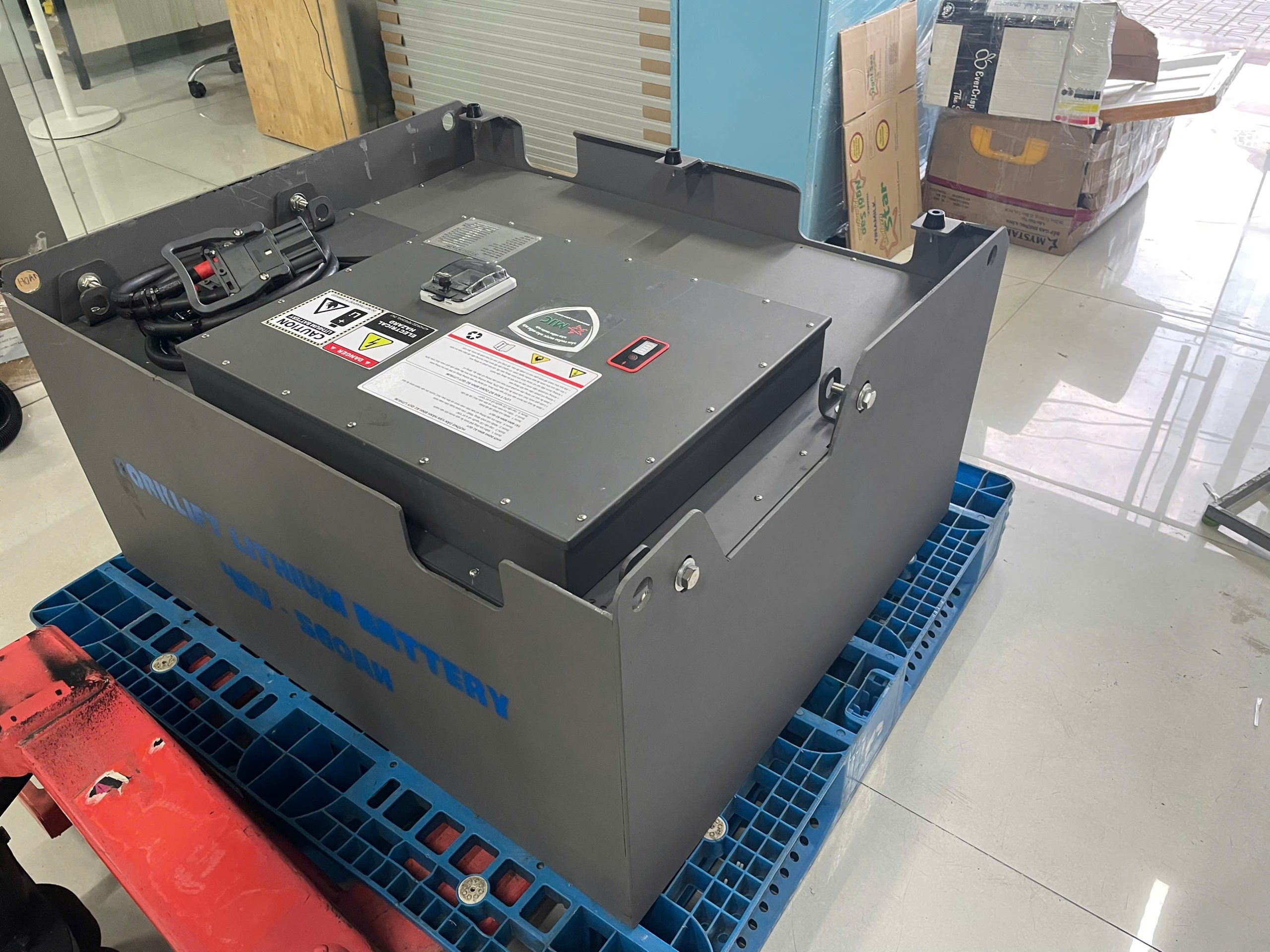 Bàn Giao Bình Lithium Xe Nâng Điện 48V-560Ah - Giải Pháp Năng Lượng Tối Ưu Cho Doanh Nghiệp 14 Bình Lithium Xe Nâng Điện 48V-560Ah