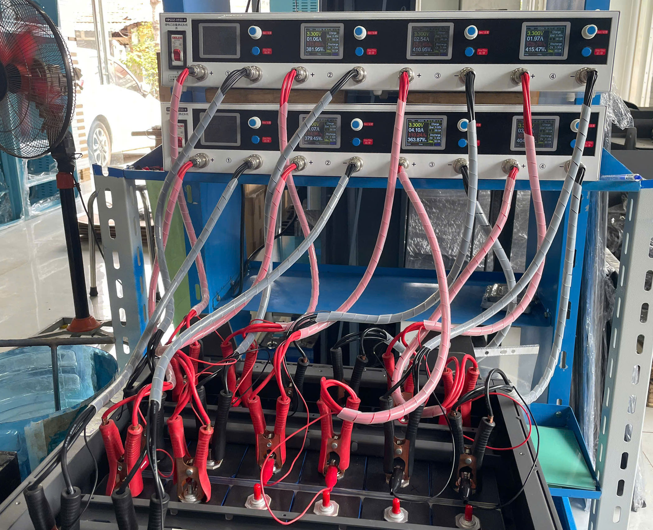 Sạc Cân Bằng Từng Cell Pin Lithium Trong Quá Trình Lắp Ráp Bình Lithium Cho Xe Nâng Điện Tại Công Ty Trần Lê 14 Sạc Cân Bằng Từng Cell Pin Lithium