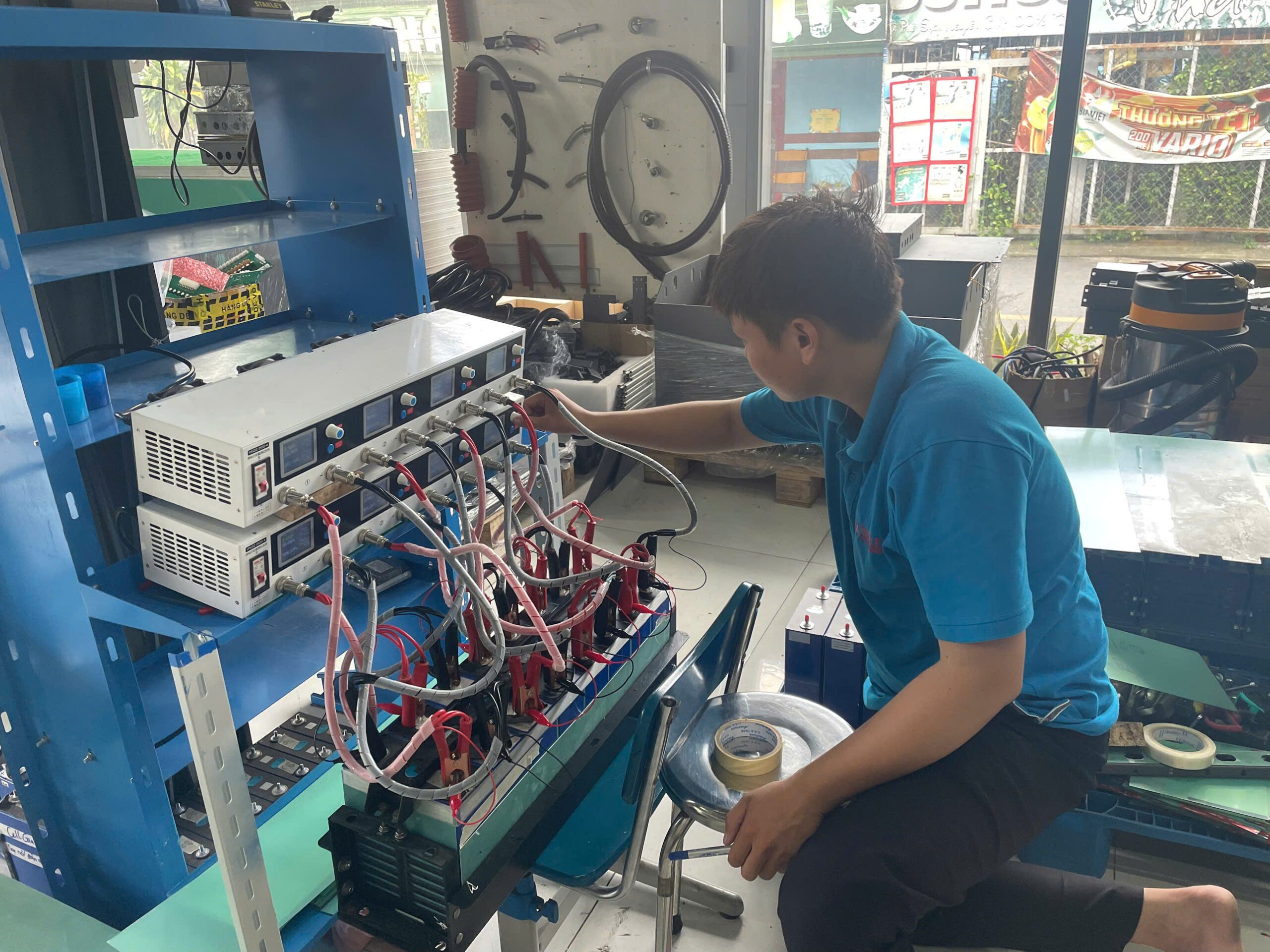Sạc Cân Bằng Từng Cell Pin Lithium Trong Quá Trình Lắp Ráp Bình Lithium Cho Xe Nâng Điện Tại Công Ty Trần Lê 13 Sạc Cân Bằng Từng Cell Pin Lithium Trong Quá Trình Lắp Ráp