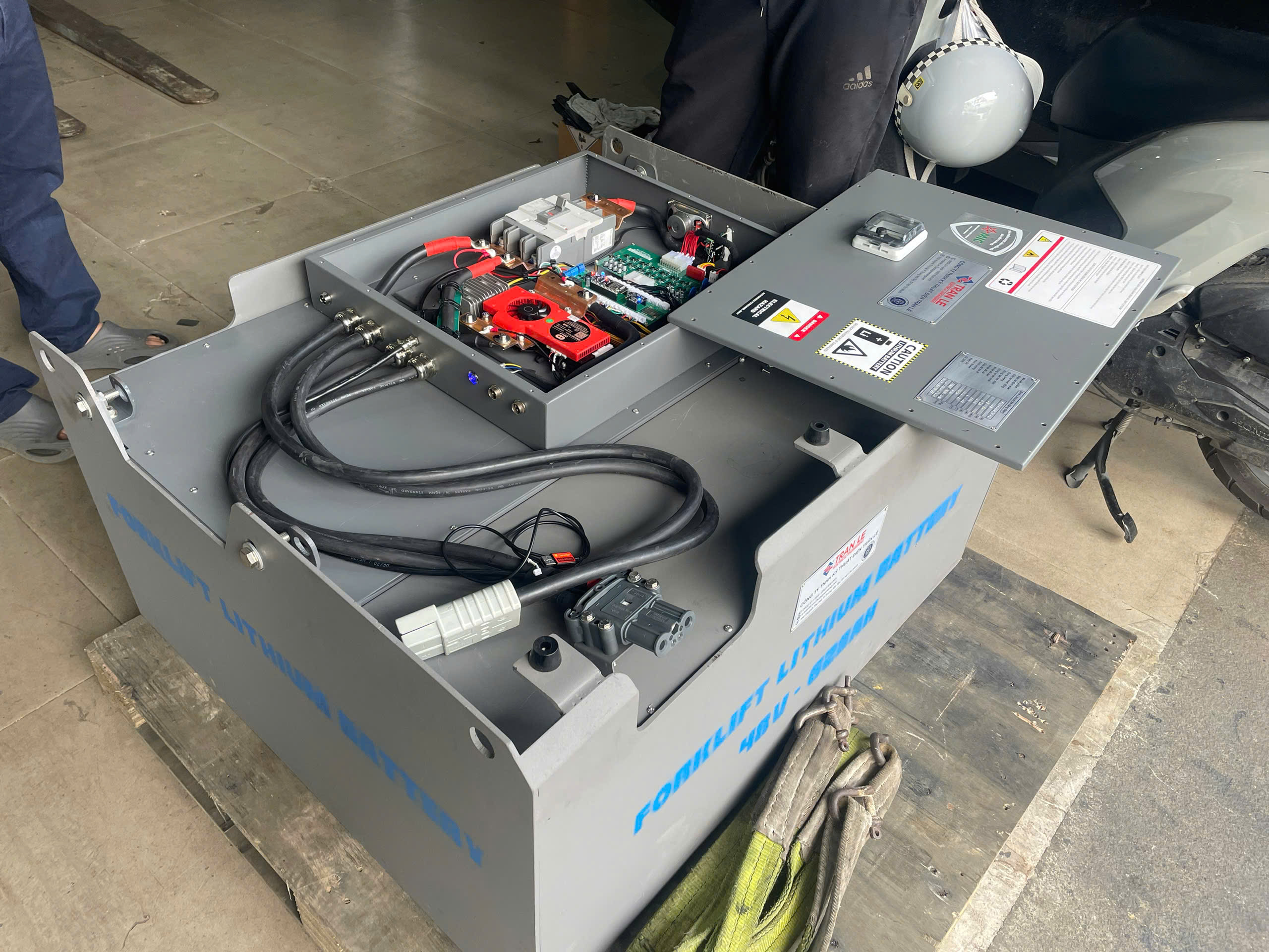 pin lithium xe nâng